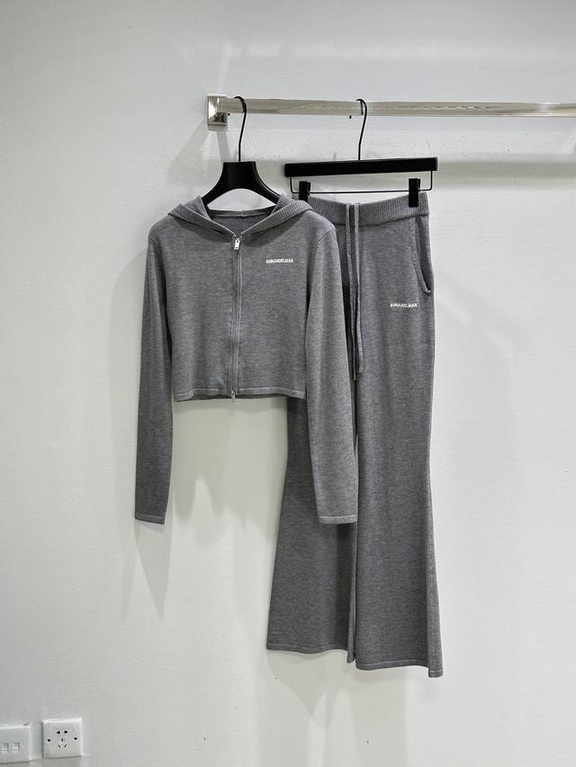 25Ss New Winter Arrival! This grey tracksuit features a soft, comfortable fabric