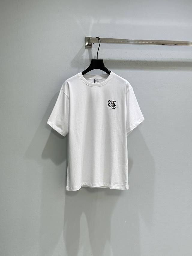 25Ss Winter New Arrival! Features an embroidered Anagram logo on the chest, unde