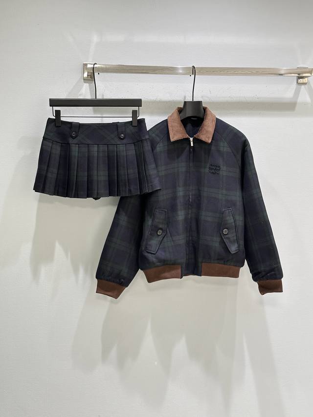 25Ss Autumn New Arrival! The iconic dark plaid pattern complements any woman's w