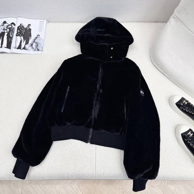 A must-have for autumn/winter: Alo 25Ss. This newest autumn/winter style rabbit