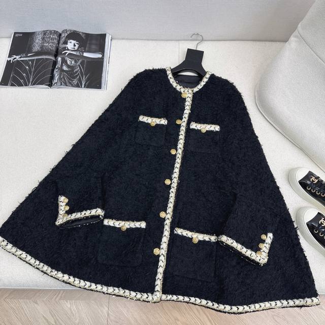 Runway style, C brand, 26Ss, early spring latest tweed cape coat. The plush twe
