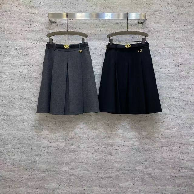 Di2026 Sp Premium Midi Skirt. This pleated midi skirt features a metal buckle be