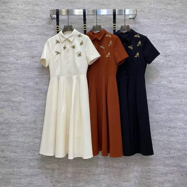 Di2026 Sp Premium Dress This shirt-collar dress features bee embroidery, a fitte