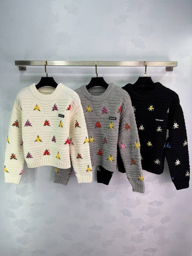 Miu*25 Autumn/Winter New Crew Neck Sweater. Soft and warm wool fabric, adorned w