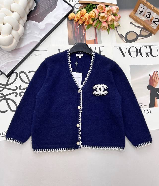 Chanel 2026 New Navy Blue V-Neck Knit Cardigan, a perfect interpretation of Fren