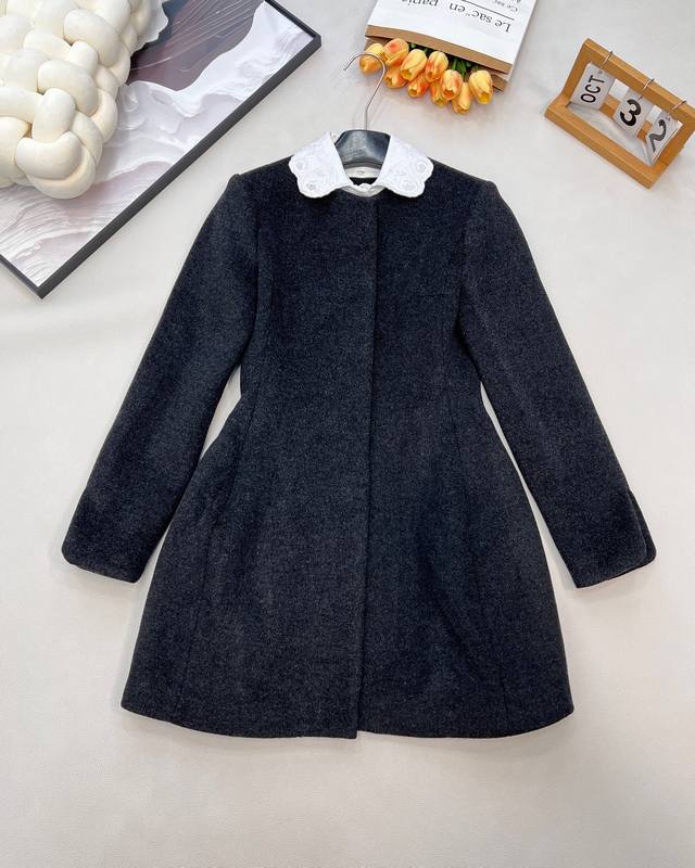 Dior's new detachable Peter Pan collar wool mid-length coat, a harmonious blend