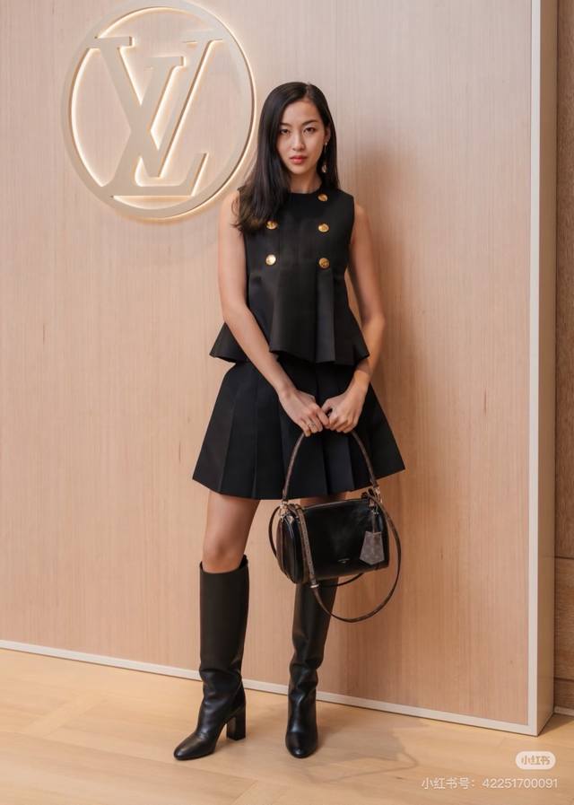 New Louis Vuitton (LV) Hepburn-inspired, youthful two-piece set! Double-breaste