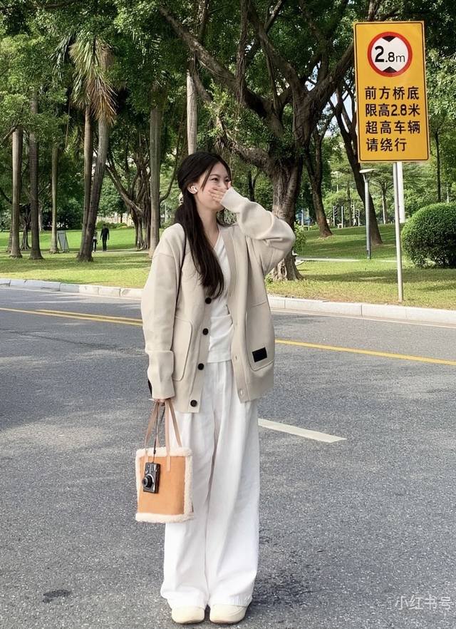 Louis*LV New High-End Customized Monogram Logo Pattern Inside Double Pockets App