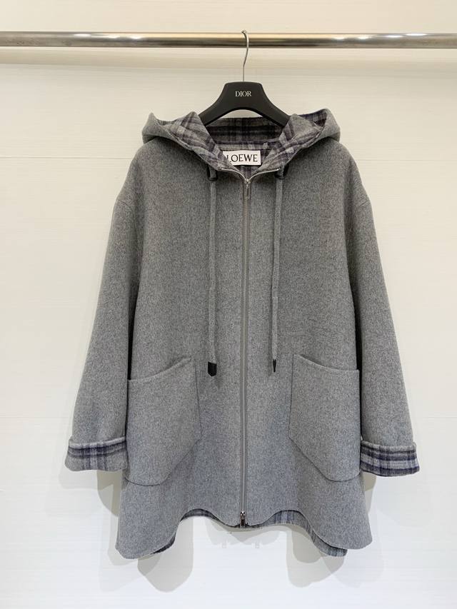 Loewe Fall/Winter 2025 New Grey Double-Faced Cashmere Hooded Jacket. Made of cam