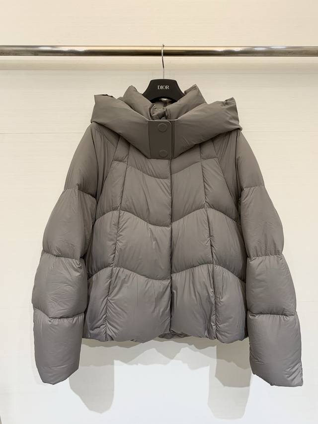 Jilsander Fall/Winter 2025 New Arrival: Low-saturation Short Hooded Down Jacket.