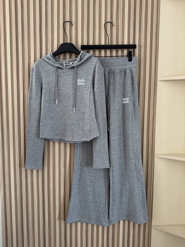 Miumiu Spring/Summer 2026 New Fleece Hooded Drawstring Top and Pants Set in Cara