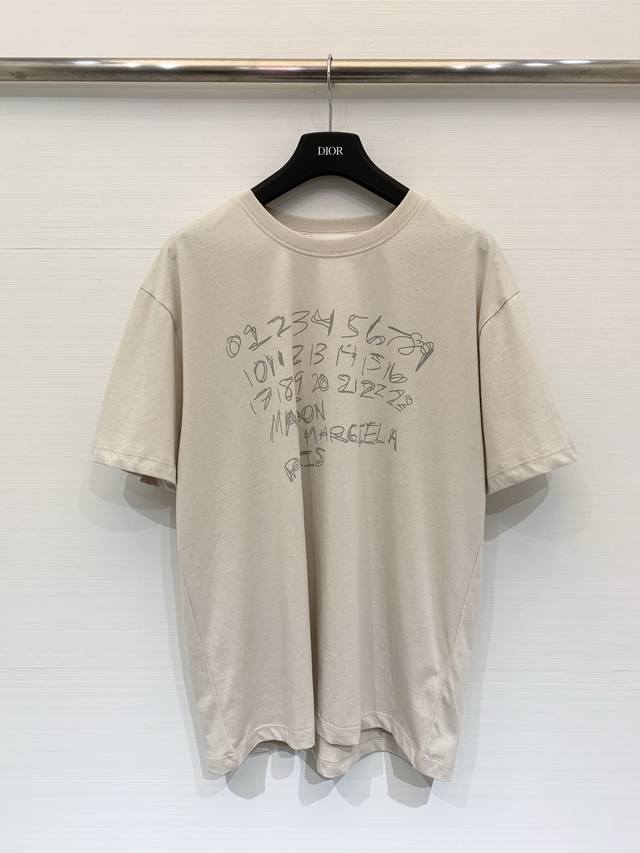 Mm6 2025 Autumn/Winter New Digital Graffiti T-Shirt. Handwritten digital graffit