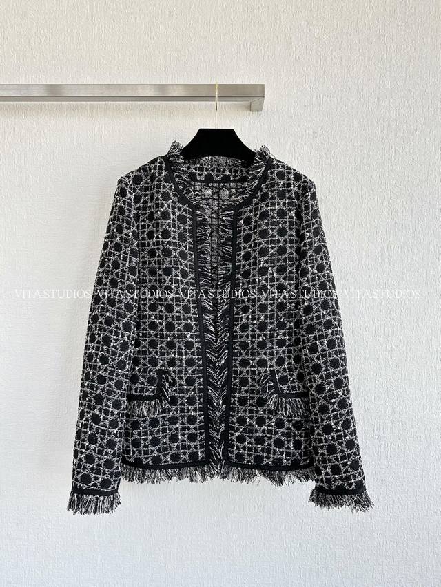 Hot Item In Stock Plaid Frayed Edge Coat Made of a wool and polyester blend fabr
