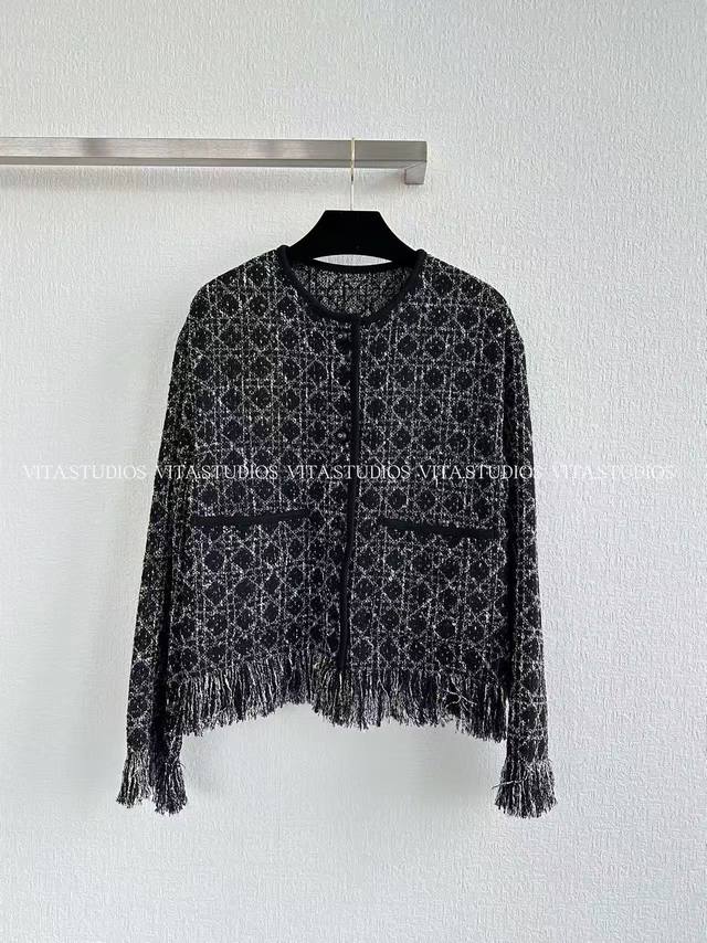 Hot Item In Stock Plaid Coat Made of a wool and polyester blend fabric Wool give