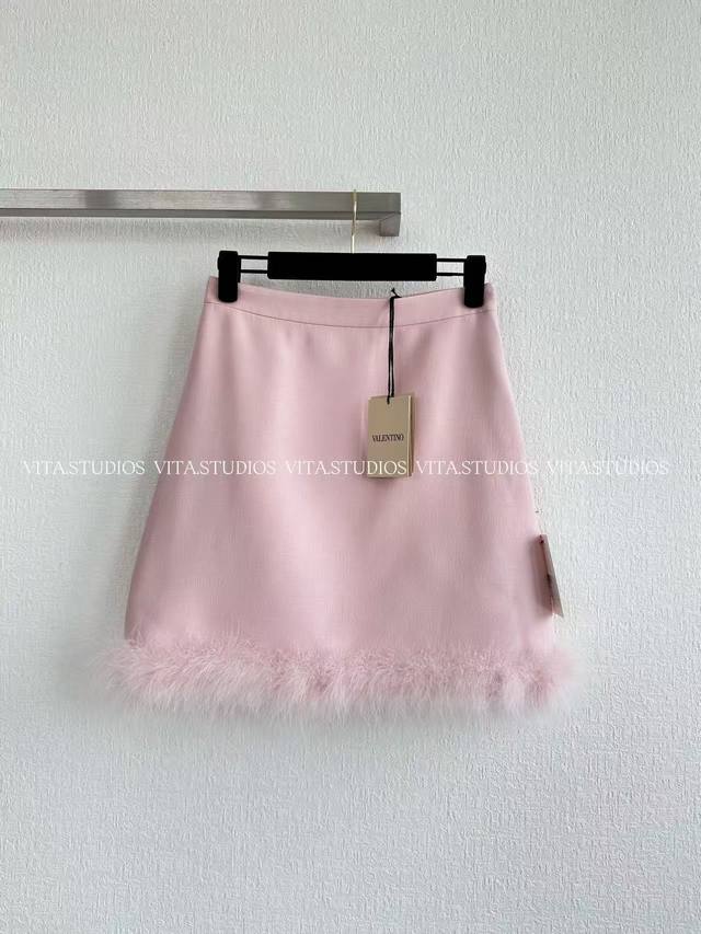 New Pre-sale Ostrich Feather Coat and Skirt Set Made from a blend of premium sil