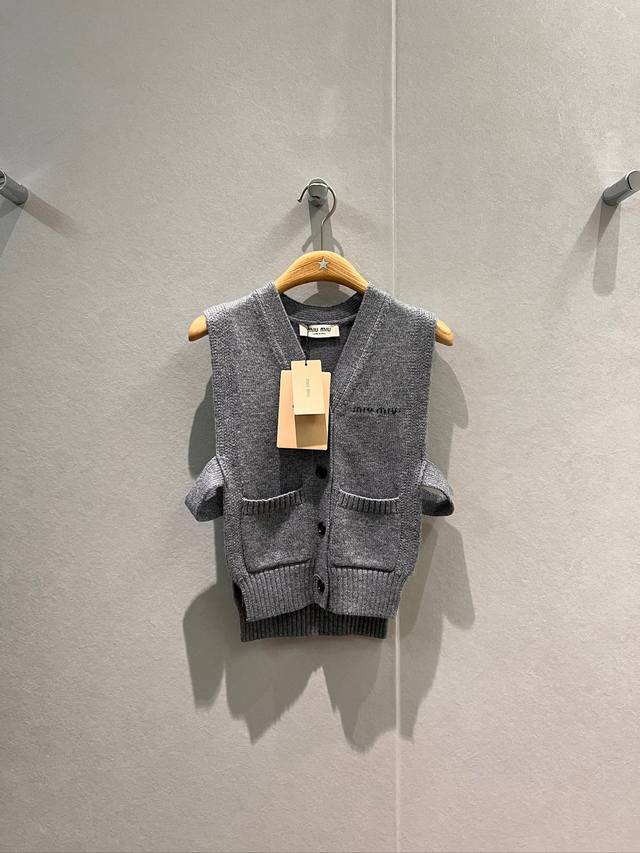 26 New Early Spring Runway Style V-neck Knitted Wool Vest with Hollowed-out Side