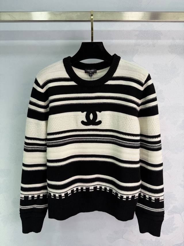 Ch*25 Autumn/Winter New Black and White Striped Wool Sweater. Classic color-bloc