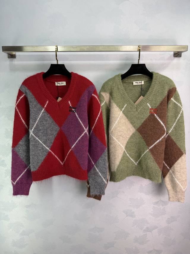 Miu*26 Early Spring New Sweater features a retro argyle design, a preppy V-neck