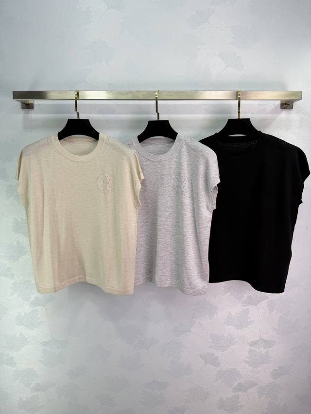 He*26 Early Spring New Knitted Top is made of high-quality cashmere fabric, soft