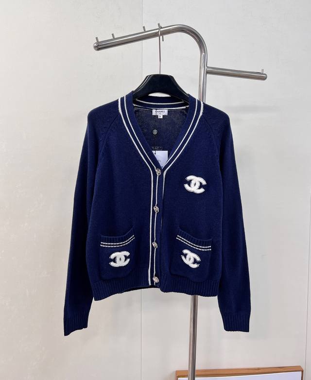 Chanel Fall/Winter New Vintage-Style V-Neck Knit Cardigan. A must-have for autum