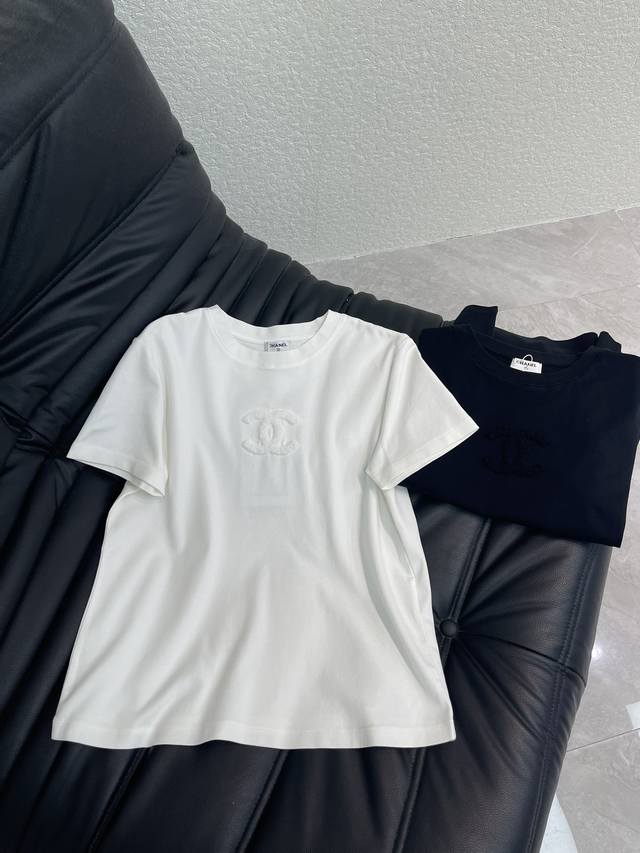 Chane*26 Spring/Summer New Crew Neck Plush Logo Short-Sleeve T-Shirt. Made of cu