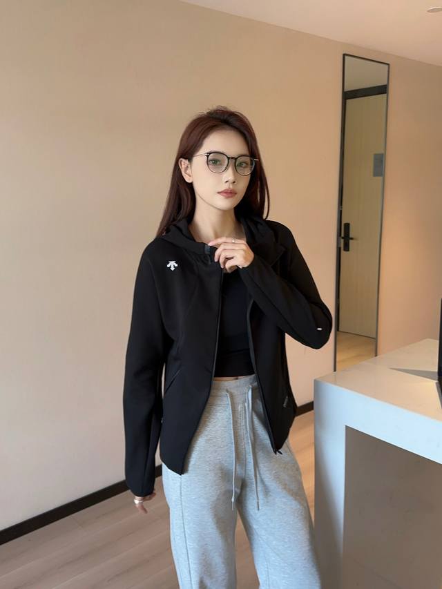 Descente 2026 New Women's Knit Sports Top D5132T30 DDD A stylish and substantial