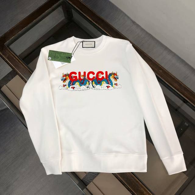 Gucci 2025 Fall/Winter Unisex Crew Neck Sweatshirt! Featuring digital printing t