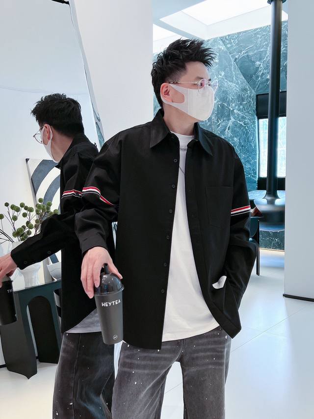 Fashionable and classic Tb best-selling light luxury shirt, can be worn alone.