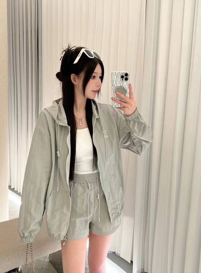 Special Offer Set DDD Chanel Vintage Style Light Gray Set DDD The light gray col