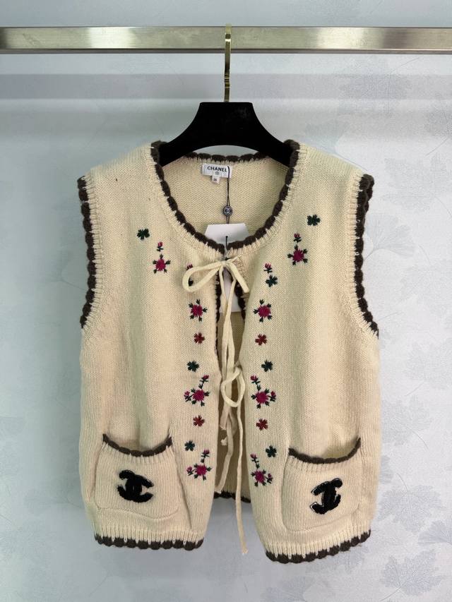 Ch*26 Early Spring New Knitted Vest, soft and comfortable, adorned with red and