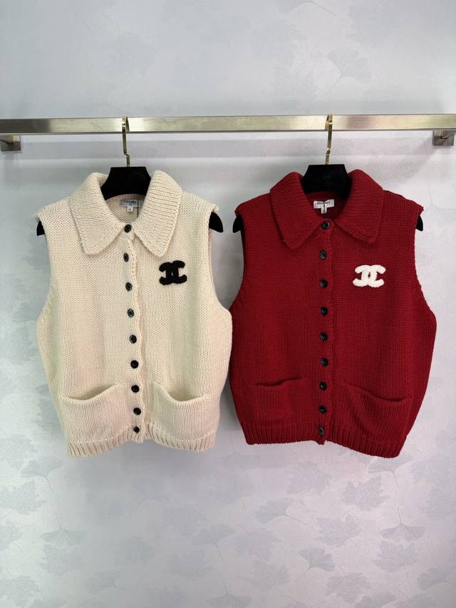 Ch*2026 Spring/Summer New Collared Knit Vest! Crafted from custom wool yarn, thi