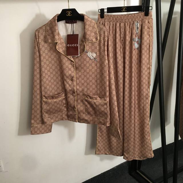 Prada's new round-neck slim-fit knitted short-sleeve, custom-made Yb wool yarn w