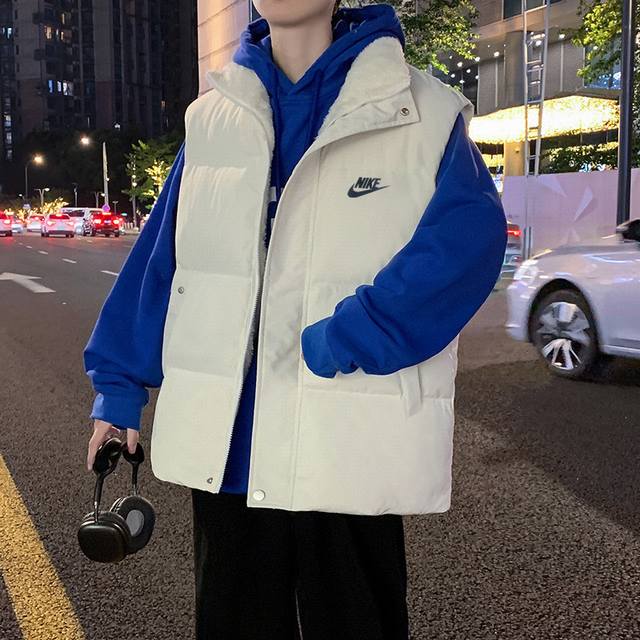 New Arrival! Nike's new fleece-lined cotton vest is a must-have for winter. Besi