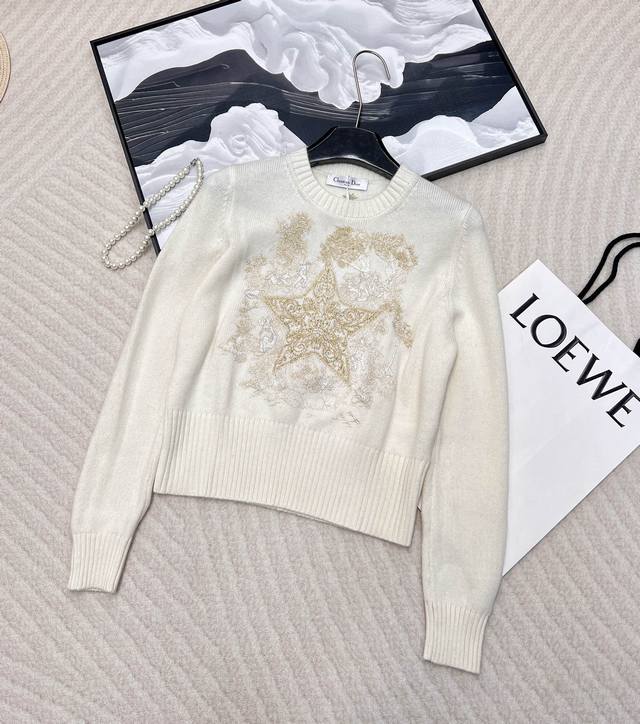 Dior five-pointed star gold thread embroidered knit top. The original yarn has a