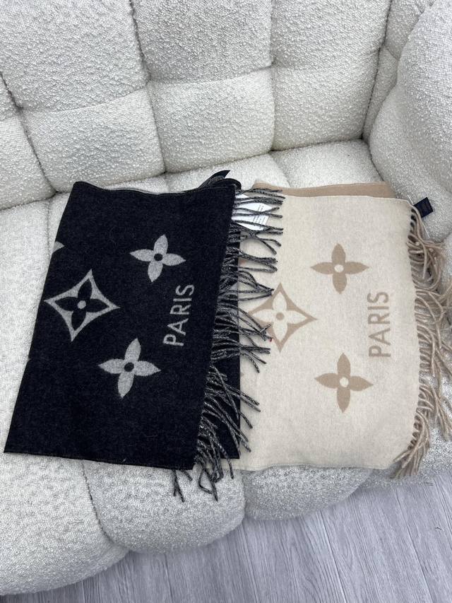 Louis Vuitto* Cashmere Jacquard Scarf Monogram Giant scarf prominently enlarges